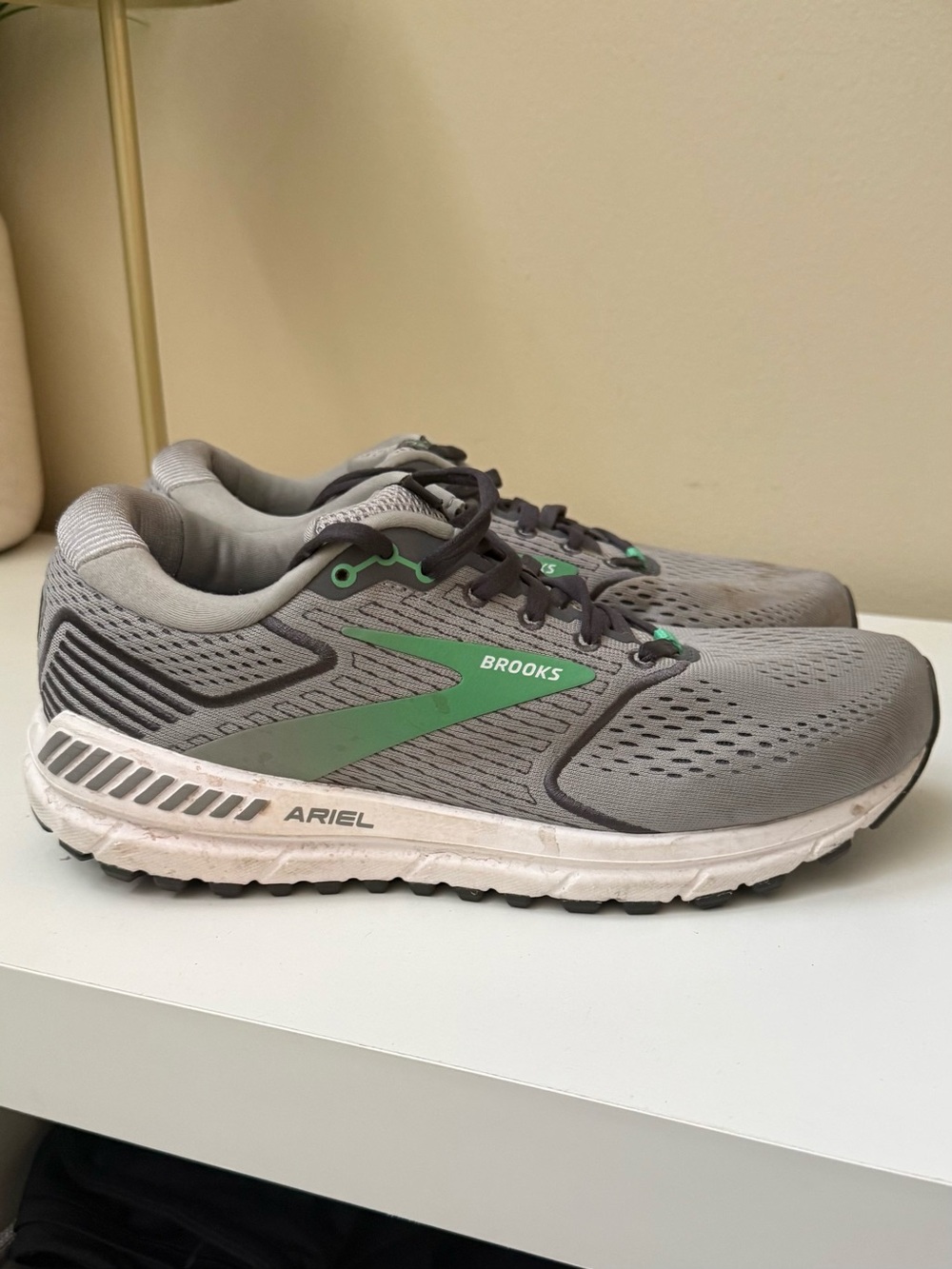 Brooks Ariel 20 Size 9 Running Sneaker Shoes Gray Green White